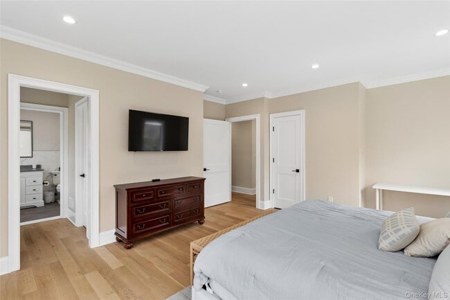 Building Photo - 47 Old Riverhead Rd