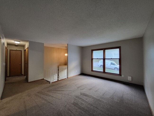 Building Photo - Spacious 4 bedroom home!