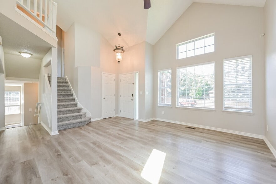 Building Photo - 5800 S Rock Creek Dr