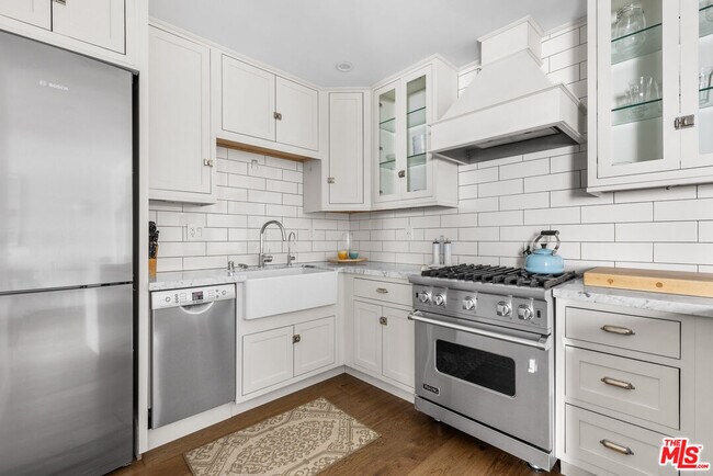 Building Photo - 1929 Tamarind Ave