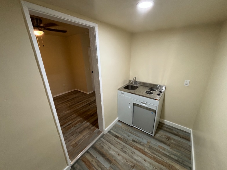 Building Photo - 1129 E 103rd St