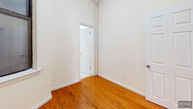 Building Photo - 434 E 89th St