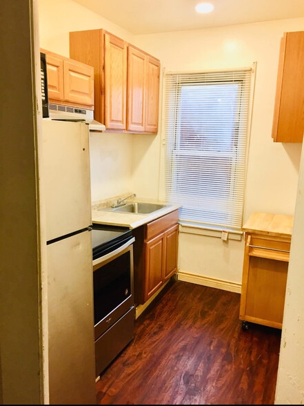 Kitchen w/stainless steel-black appliances - 817 Anaheim St