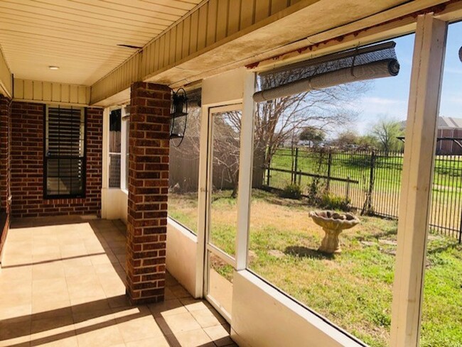 Building Photo - University Terrace-Millicent Way Patio Hom...