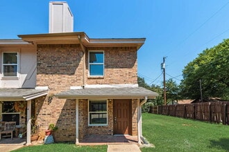 Building Photo - Completely Remodeled Triplex Unit 2 bed 1....