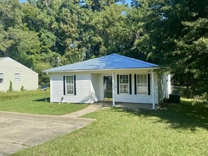 Building Photo - Charming 3BR/2BA home in Dothan, AL - Appliances included, pets are accepted, fenced in backyard ...