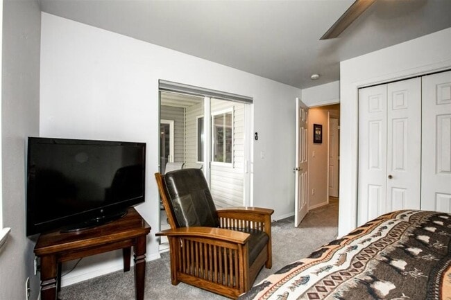 Building Photo - 2 bedroom Townhome close to Whitefish Lake Golf Course