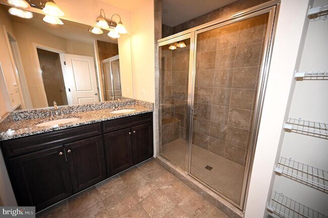 Building Photo - 2413 Glenallan Ave