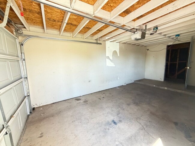 Building Photo - 305 Oasis Dr