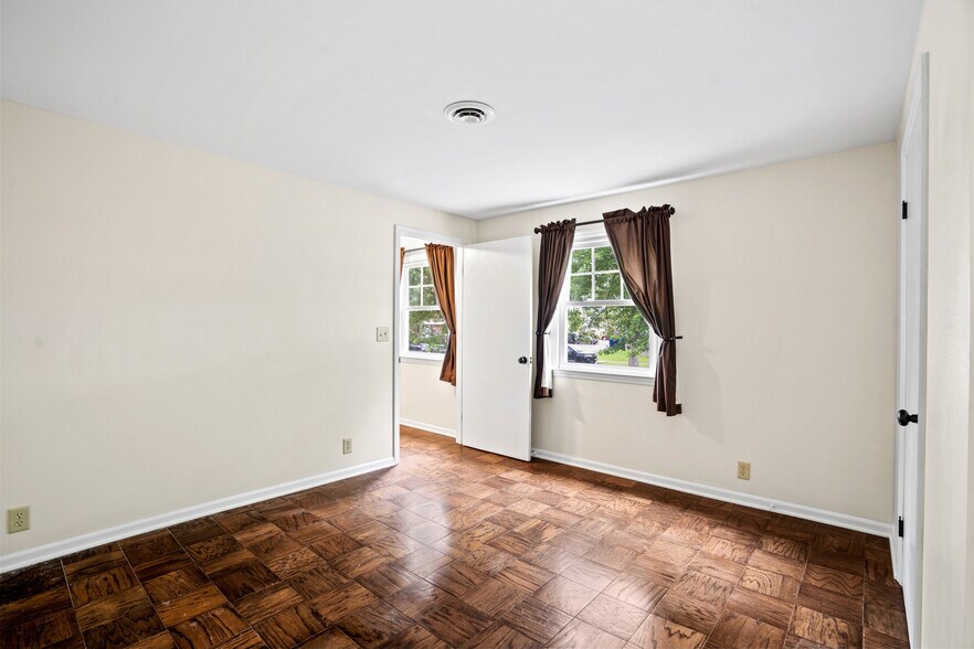 Building Photo - 853 Thackeray Trl