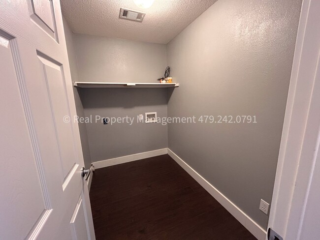 Building Photo - 1662 E Gate Cir