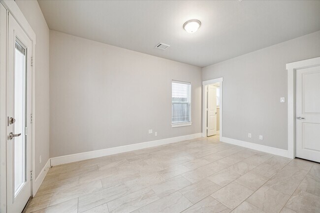 Building Photo - 880 Wakefield Dr
