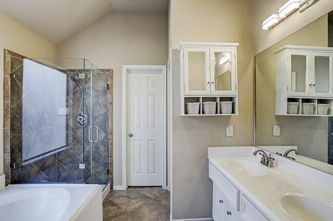Building Photo - 6019 Lynwood Banks Ln