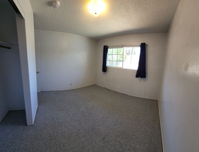 Building Photo - 4 bed 3 baths!  House ideally located clos...