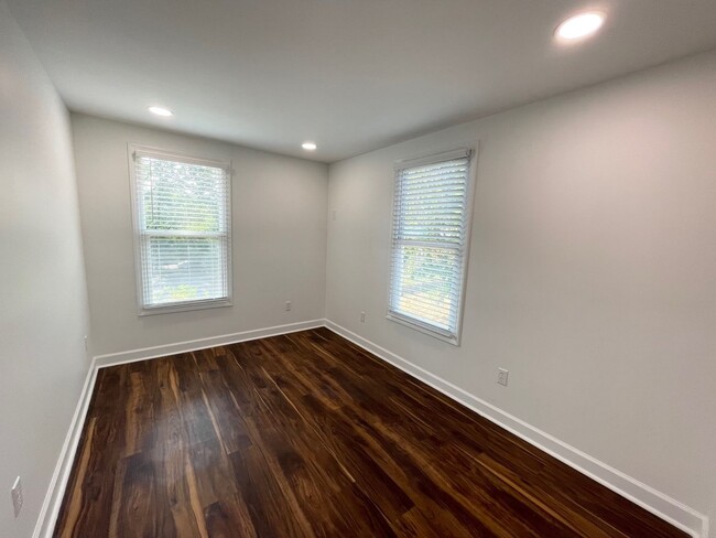 Building Photo - Newly Renovated 1 bedroom