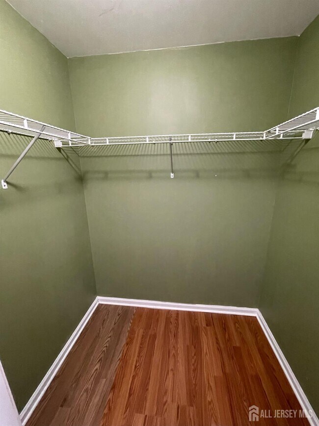 Building Photo - 301 Pinelli Dr