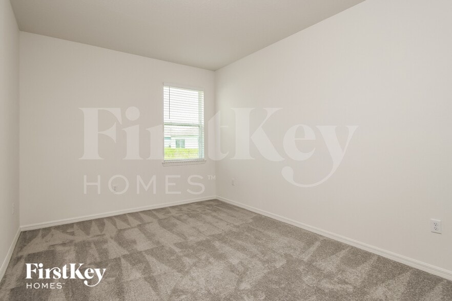 Building Photo - 1136 Spokane Pt