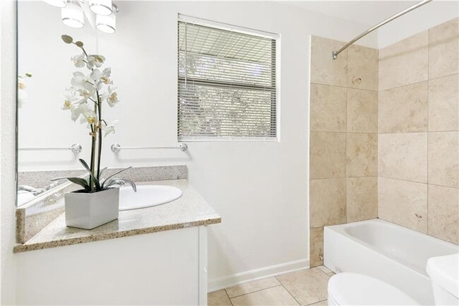 Building Photo - 513 W 13th Ave