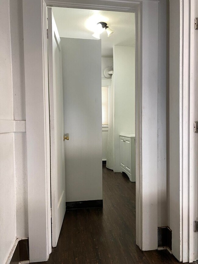 Building Photo - Two Bed, One Bath Apartment Located Downtown