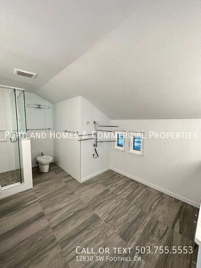 Building Photo - 12830 SW Foothill Dr