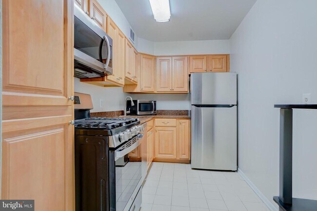 Building Photo - 7400 Lakeview Dr