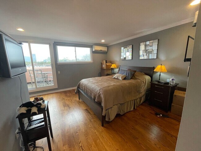 Building Photo - 3-bed, 2-bath GIANT townhouse + GARAGE, BA...