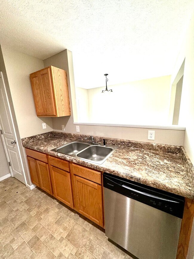 Building Photo - Town House For Rent