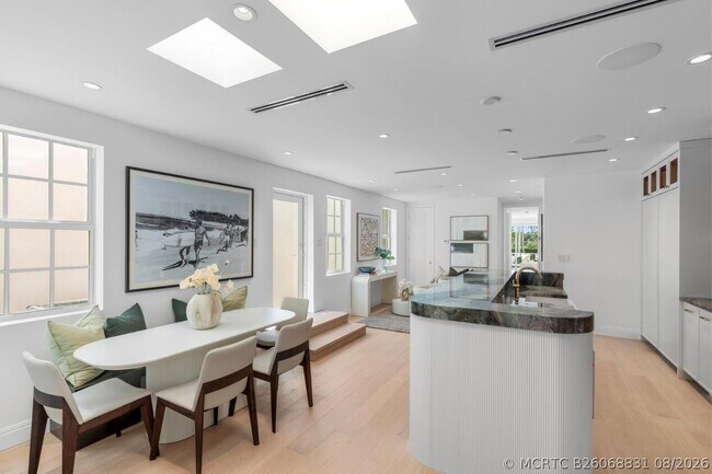 Building Photo - 255 Royal Poinciana Way