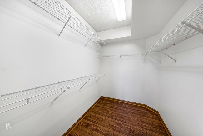 Building Photo - 5555 N Cumberland Ave