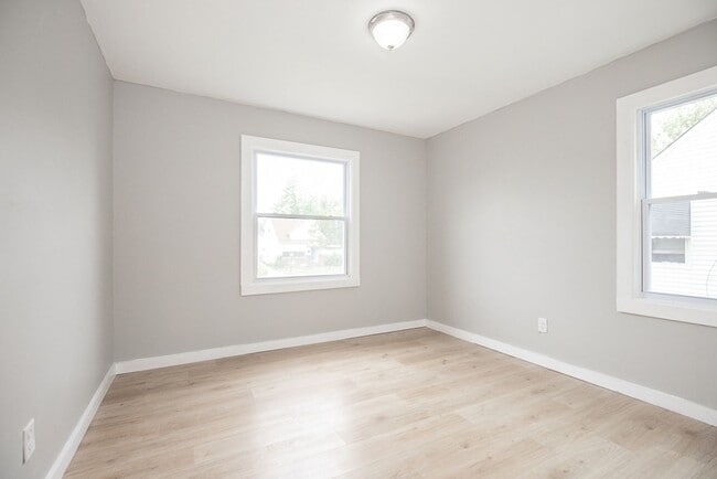 Building Photo - 3 Bedroom/1 Bath Single House Euclid!