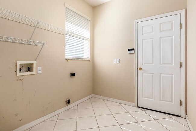 Building Photo - PRISTINE 3/2 one story home in Errol Estates!