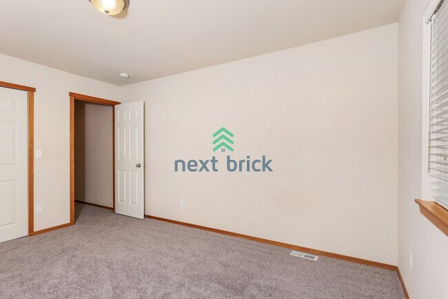 Building Photo - Stunning Bothell 5-Bedroom with flexible bonus room