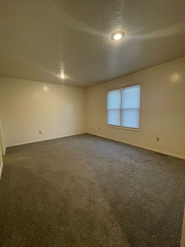 Building Photo - Southern Hills 3 Bedroom 2 Bath Duplex-New carpet and new flooring in the bathrooms