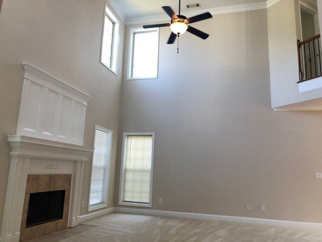 Building Photo - Beautiful 5 Bed 4 Bath Home in Heart of Co...