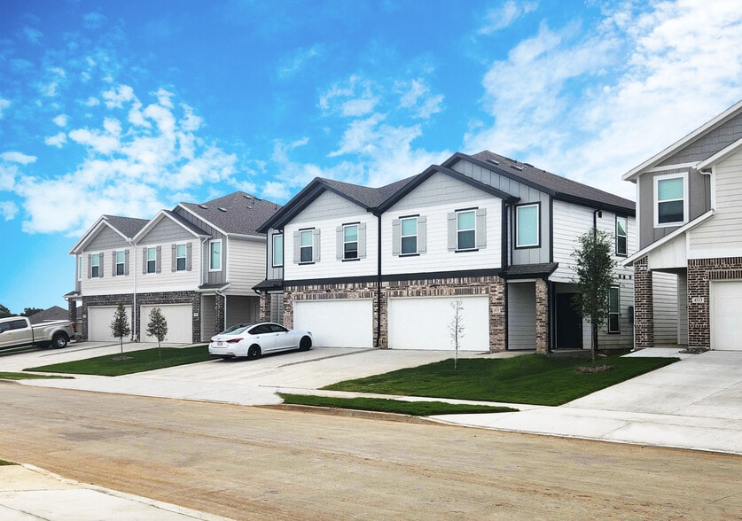 Primary Photo - Hampton Villas