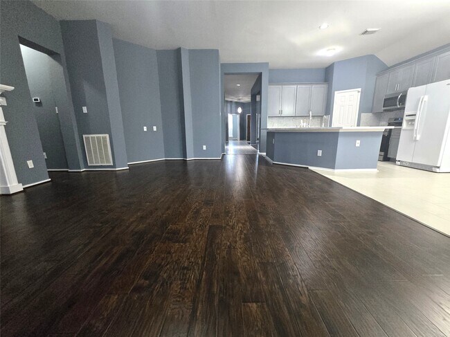 Building Photo - 15523 Clear Valley Dr