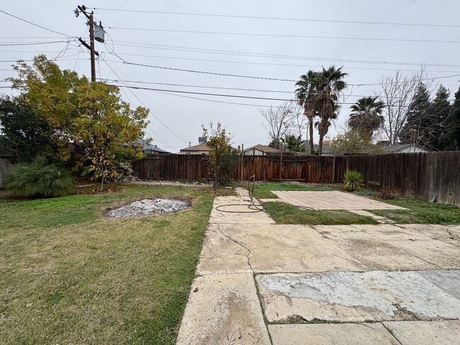 Building Photo - Charming home in 93308!