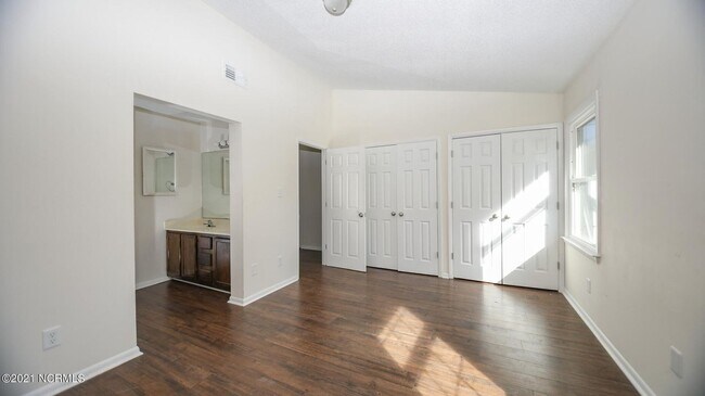 Building Photo - Townhouse close to Western Blvd and BASE!