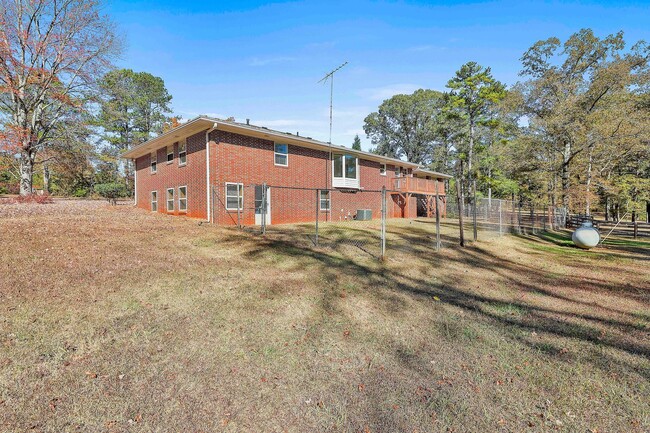 Building Photo - PROCUREMENT ONLY 334 Porter Road - Available Now! Ranch style home with spacious floor plan & bea...