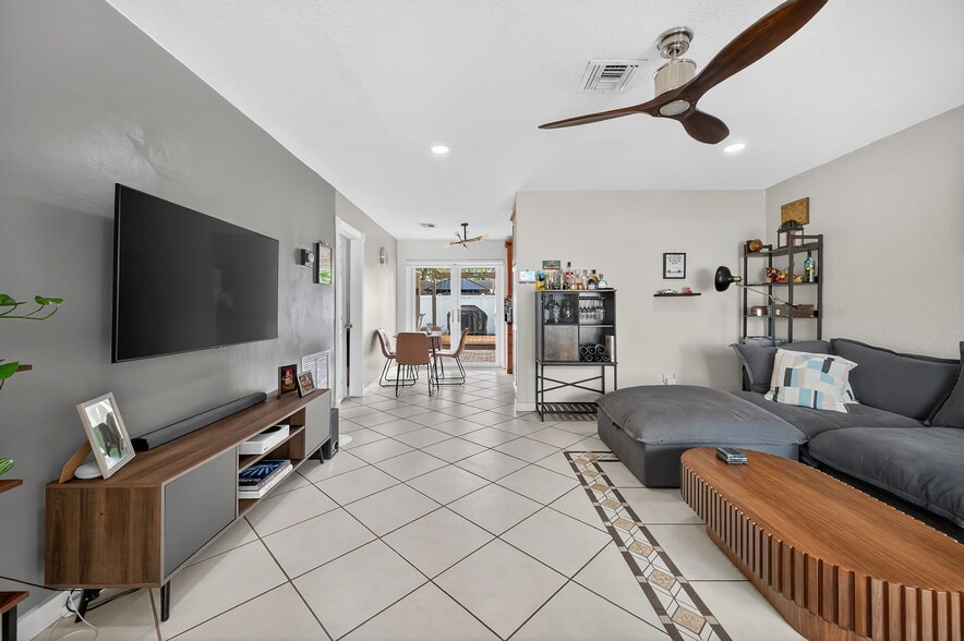 Building Photo - 6640 Douglas St