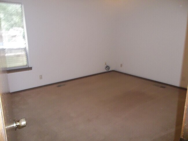 Building Photo - 421-423 Britton Ct.