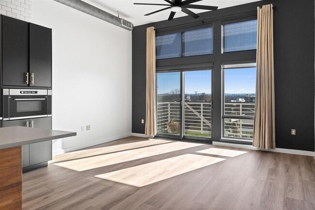 Building Photo - 2124 E 6th St