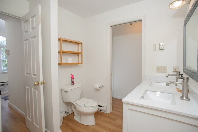 Building Photo - 13 N Meadow Ln