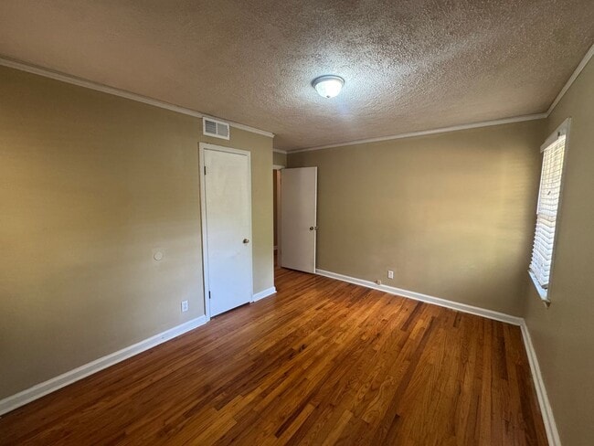 Building Photo - Brick One Level.