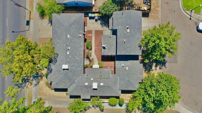 Building Photo - 401 W Mariposa Ave