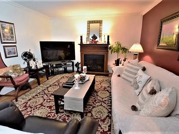 Building Photo - 90-11 35th Ave