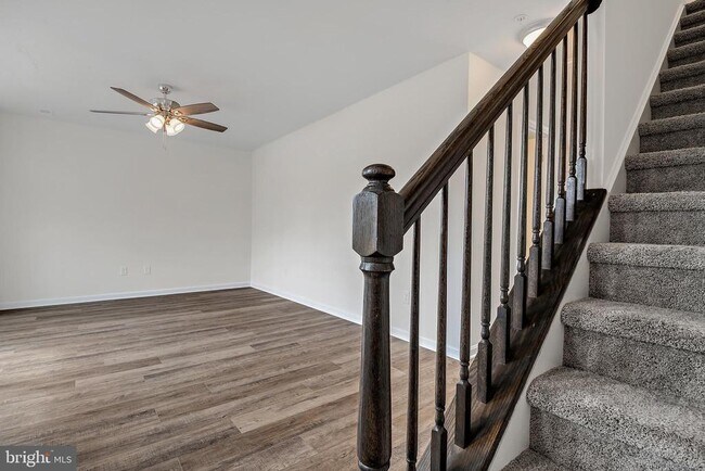 Building Photo - 414 Valor Way