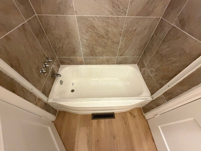 Building Photo - 1004 Moore St