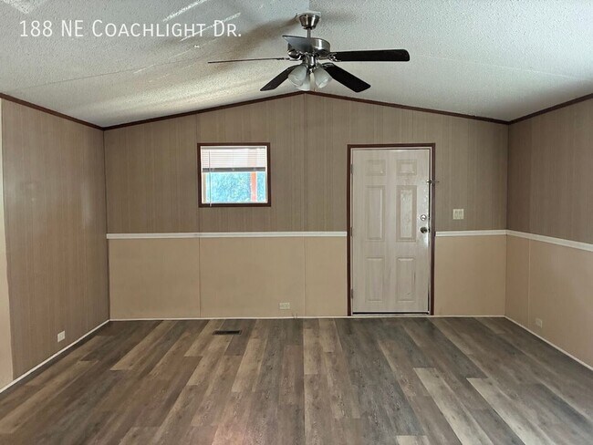 Building Photo - 188 Coachlight Dr