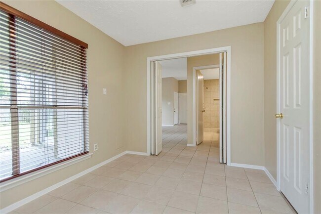 Building Photo - 6903 Foxmont Ln